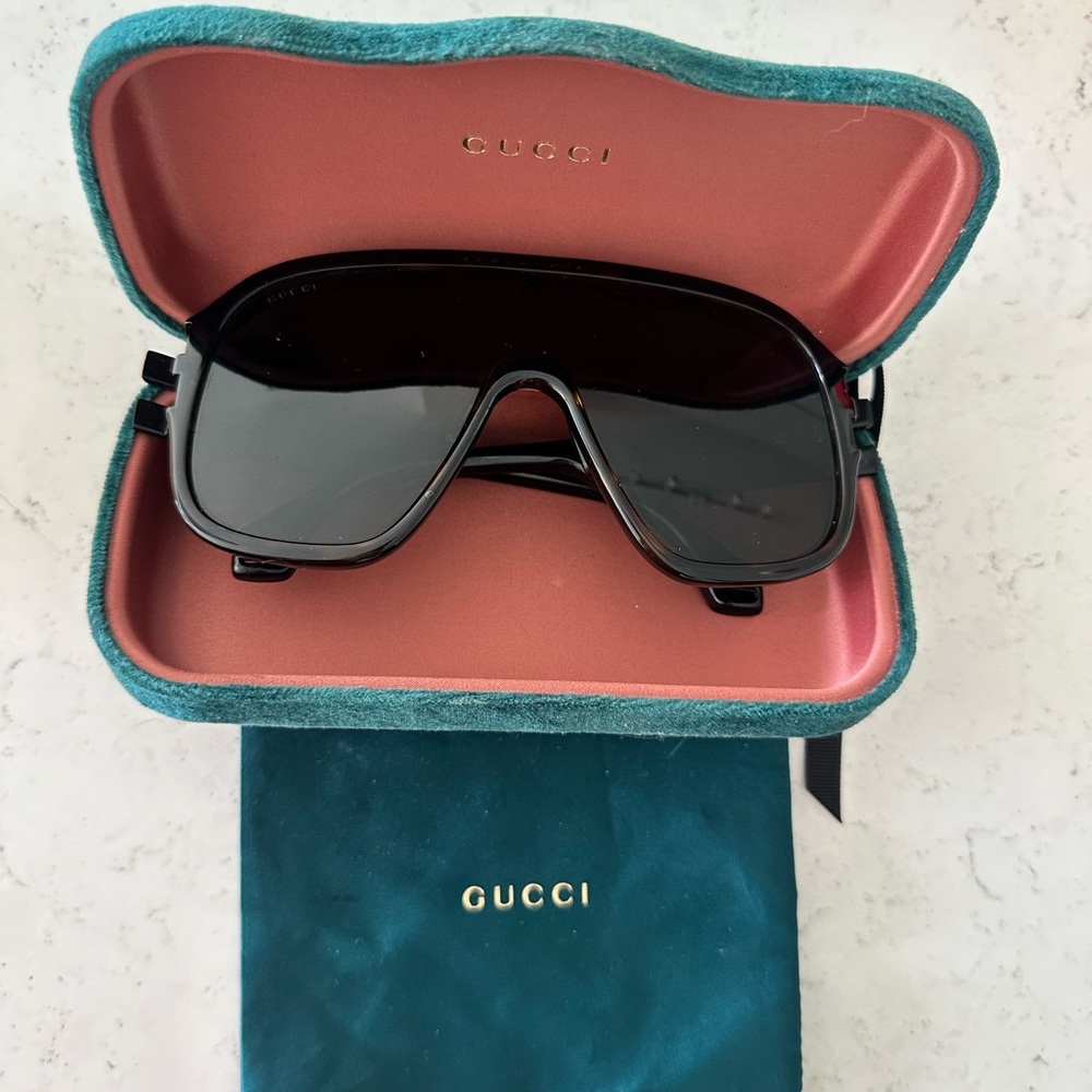 Gucci sunglasses oversized, perfect condition